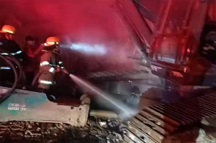 Bomberos Voluntarios de Taretan sofocando el fuego en maquinaria pesada sobre la autopista Siglo XXI.