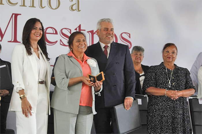 Maestros michoacanos recibiendo reconocimientos por 30, 40 y 50 años de servicio en el evento del Día del Maestro.