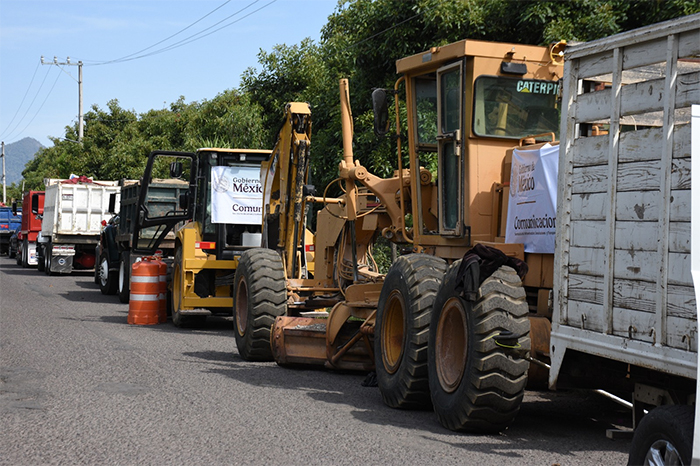 Maquinaria trabajando en la reconstrucción de caminos rurales en Zitácuaro y Chucándiro Michoacán