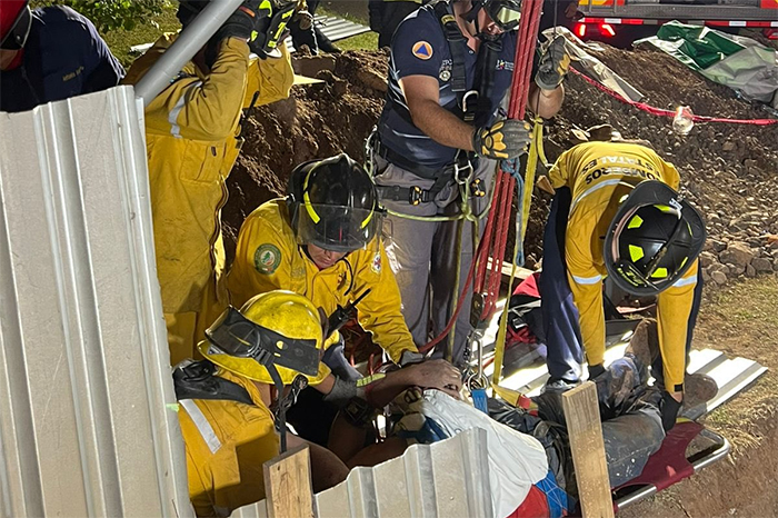 ersonal de Protección Civil estatal con equipo especializado laborando en una zona de excavación urbana.