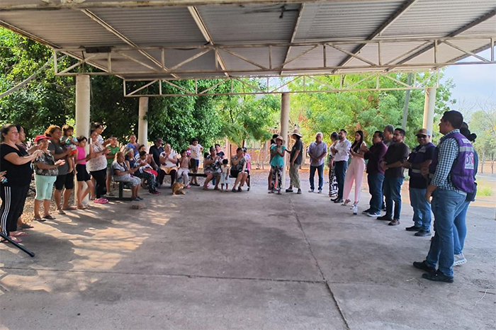 Reunión de autoridades estatales y municipales para coordinar el apoyo a desplazados en Apatzingán, Michoacán.