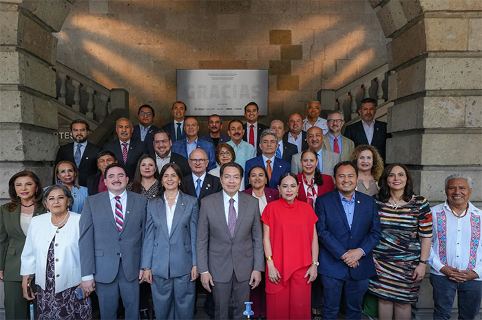 Mario Delgado Carrillo, titular de la SEP, posa junto a secretarios de educación estatales en una escalinata tras acordar de forma unánime el fin del ciclo escolar 2025-2026 para el 5 de junio. La imagen incluye un cartel con el texto 'REUNIÓN NACIONAL DE AUTORIDADES EDUCATIVAS' y 'CONCLUSIÓN DEL CICLO ESCOLAR'.