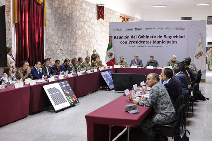 Omar García Harfuch, Ricardo Trevilla y Alfredo Ramírez Bedolla durante la reunión de seguridad con alcaldes de Michoacán.