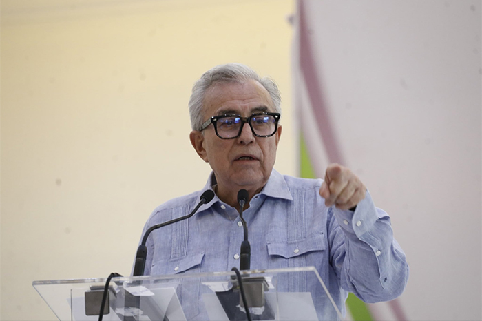 El gobernador con licencia de Sinaloa Rubén Rocha Moya emitiendo un pronunciamiento sobre su declaración ante la Fiscalía General de la República.
