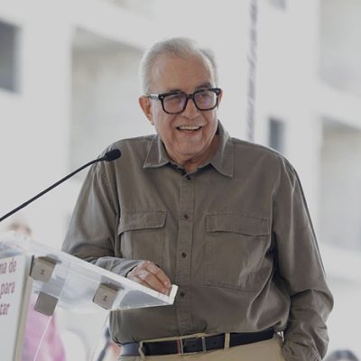 El gobernador con licencia Rubén Rocha Moya ofreciendo una declaración formal sobre los procesos legales en curso.