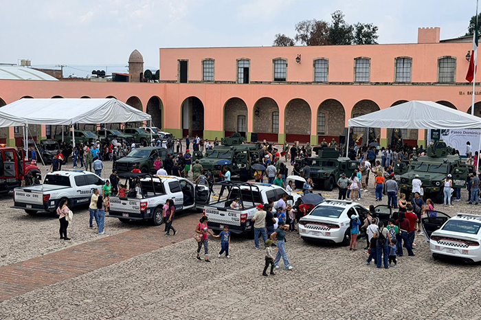 Familias y niños interactuando en las exhibiciones de vehículos militares dentro del Cuartel José María Morelos y Pavón.