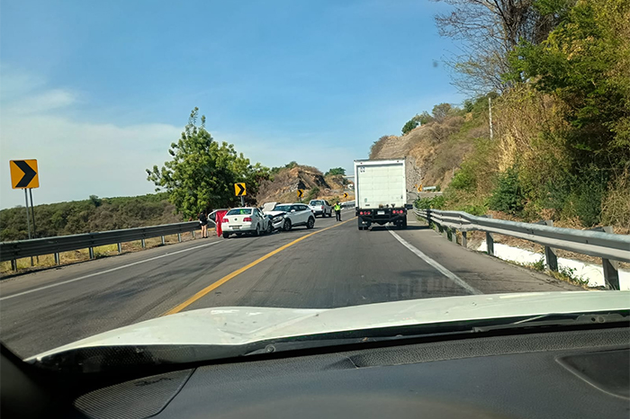 Segundo choque frontal en la autopista Siglo XXI, kilómetro 149, tramo Santa Casilda-Las Cañas, con saldo de dos heridos.