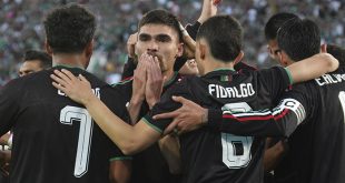 Johan Vásquez celebrando junto a sus compañeros de equipo sobre la cancha del Estadio Rose Bowl tras anotar de cabeza.
