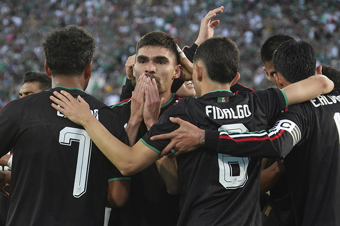 Johan Vásquez celebrando junto a sus compañeros de equipo sobre la cancha del Estadio Rose Bowl tras anotar de cabeza.