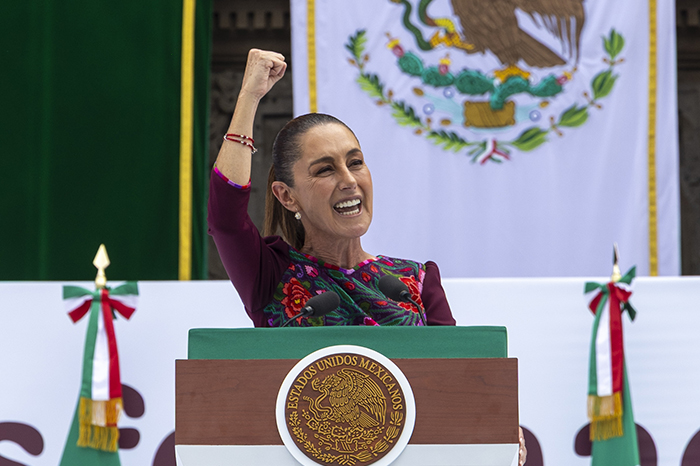 La presidenta Claudia Sheinbaum durante un evento público en Yucatán hablando sobre la soberanía nacional.