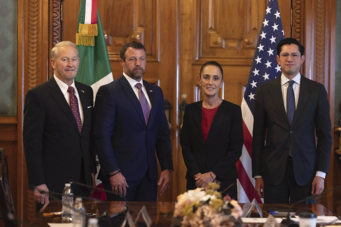 La presidenta de México Claudia Sheinbaum conversando con el secretario de Seguridad Interior de EE. UU. Markwayne Mullin en Palacio Nacional.