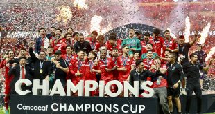 Jugadores del club Toluca celebrando con el trofeo en el centro de la cancha del Estadio Nemesio Díez.