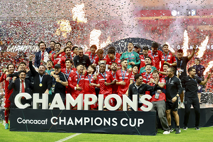 Jugadores del club Toluca celebrando con el trofeo en el centro de la cancha del Estadio Nemesio Díez.