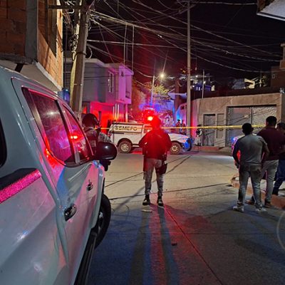 Elementos de la Policía de Investigación y peritos de la FGE resguardando una escena del crimen en Uruapan.