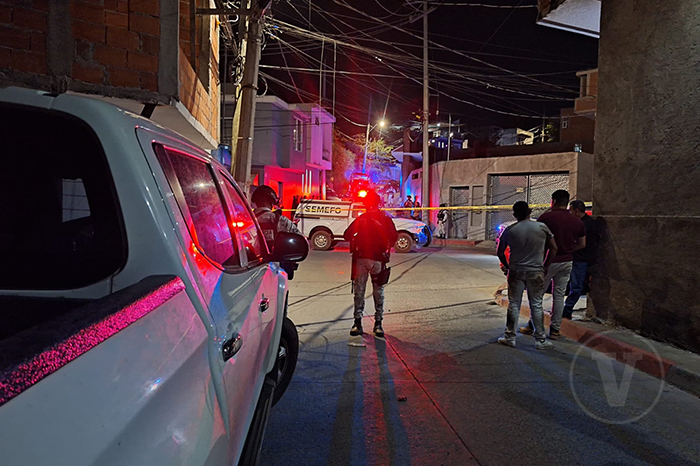 Elementos de la Policía de Investigación y peritos de la FGE resguardando una escena del crimen en Uruapan.