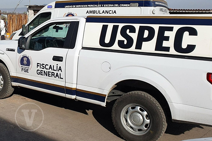 Elementos de la Fiscalía de Michoacán en el lugar del hallazgo de un hombre muerto en Villas Oriente Morelia
