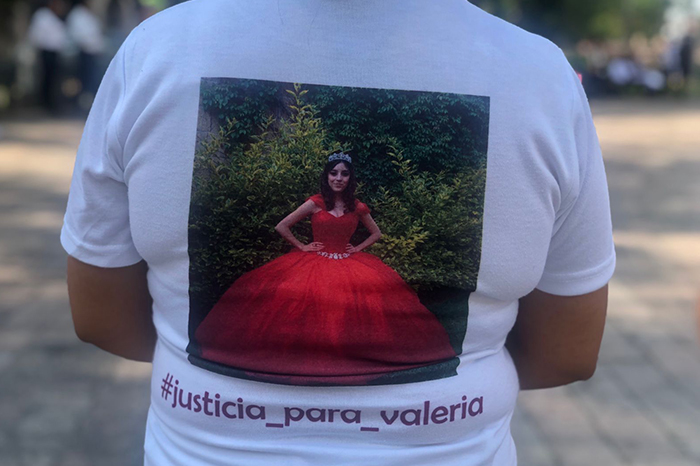 Familiares con una fotografía impresa de la menor Valeria durante una manifestación pacífica.