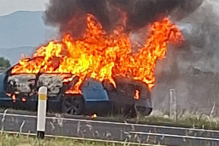 Restos de un vehículo totalmente calcinado a la orilla de la autopista México-Guadalajara.