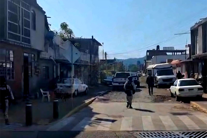 Unidades de la Fiscalía General del Estado y de la Guardia Nacional resguardando una calle perimetral en Uruapan.