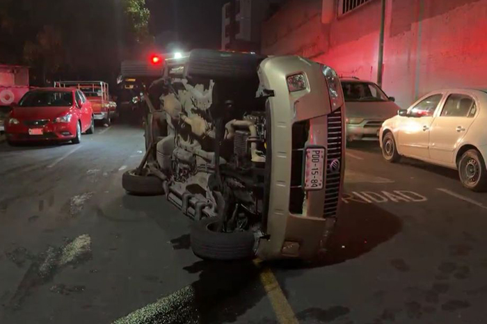 Camioneta color arena volcada sobre la calle Chicalote en las faldas del cerro del Punhuato.