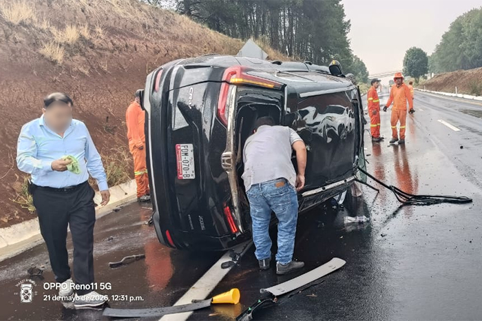 Cuerpo de auxilio vial abanderando la volcadura de una camioneta en el kilómetro 65 del tramo Nueva Italia-Lázaro Cárdenas.