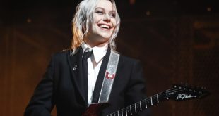 La cantante estadounidense Phoebe Bridgers nominada al Grammy tocando la guitarra en un concierto.