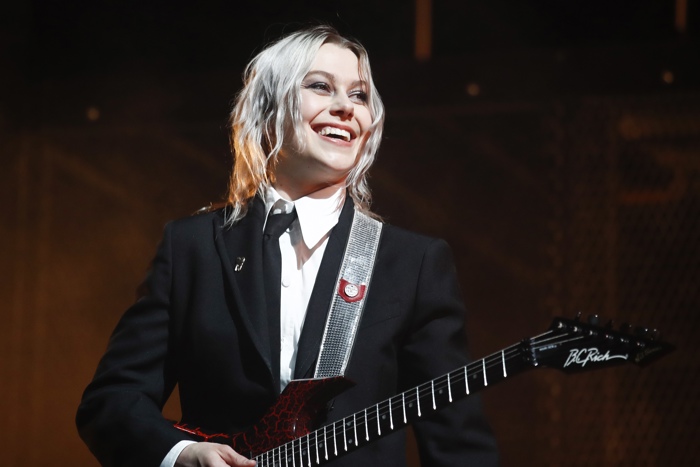 La cantante estadounidense Phoebe Bridgers nominada al Grammy tocando la guitarra en un concierto.