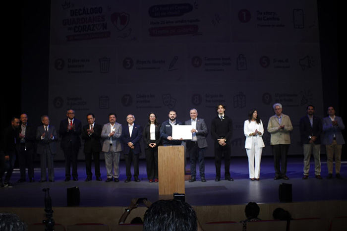 Exgobernador y expresidentes municipales en el foro de los 25 años del rescate del Centro Histórico de Morelia.