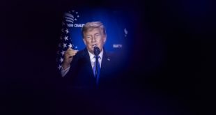 El presidente de Estados Unidos Donald Trump gesticulando durante un discurso.