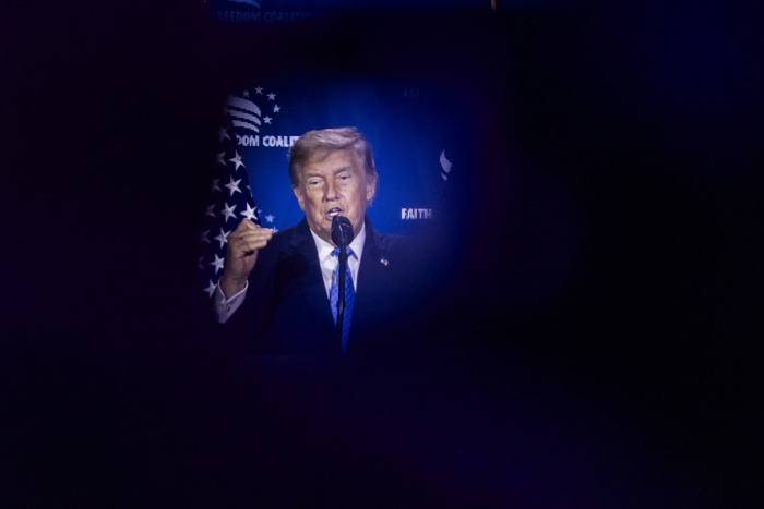 El presidente de Estados Unidos Donald Trump gesticulando durante un discurso.