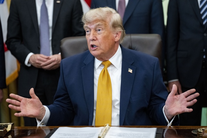 El presidente de Estados Unidos Donald Trump hablando con la prensa durante una visita oficial en Pensilvania.