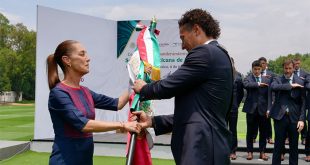 La presidenta Claudia Sheinbaum entrega la bandera a Guillermo Ochoa en el CAR.