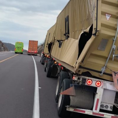 Tractocamiones accidentados en la autopista Siglo XXI.