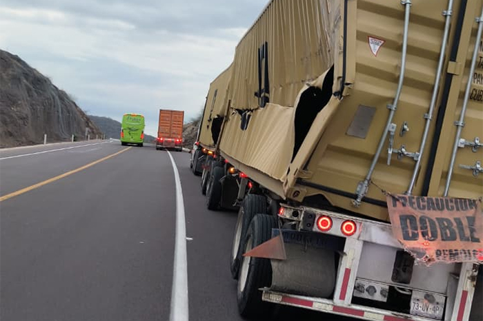 Tractocamiones accidentados en la autopista Siglo XXI.