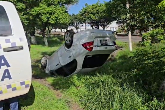Vehículo volcado sobre el camellón del Libramiento de Morelia frente a Macroplaza Estadio.