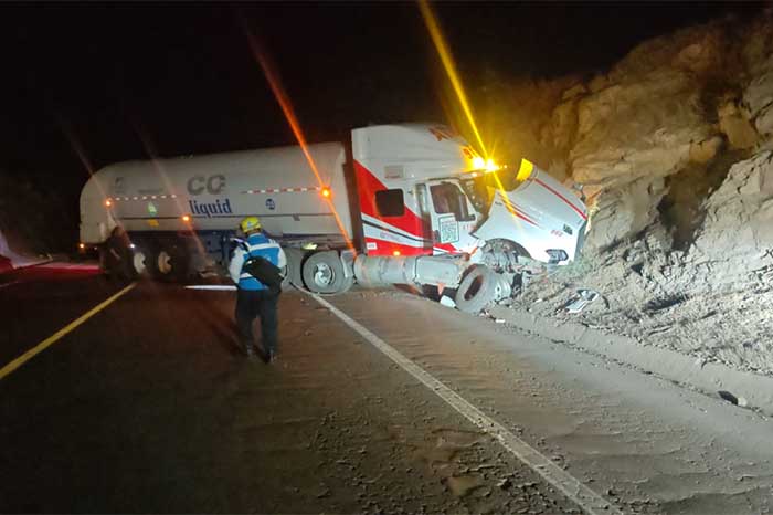 Camión tipo pipa accidentado en la autopista Siglo XXI.