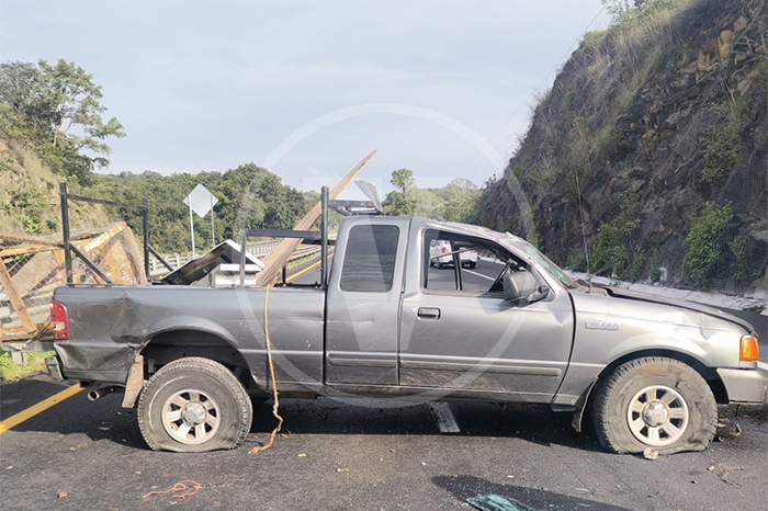 Vehículo accidentado en la autopista Siglo XXI.