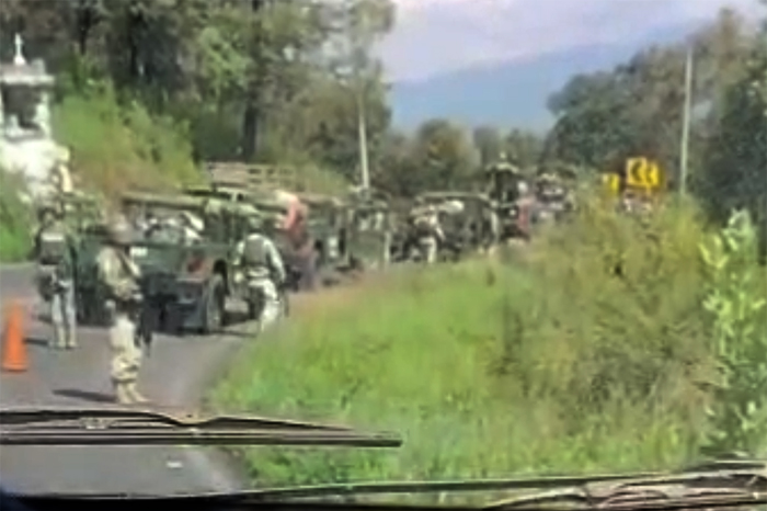 Vehículo oficial del Ejército Mexicano accidentado sobre la carretera.