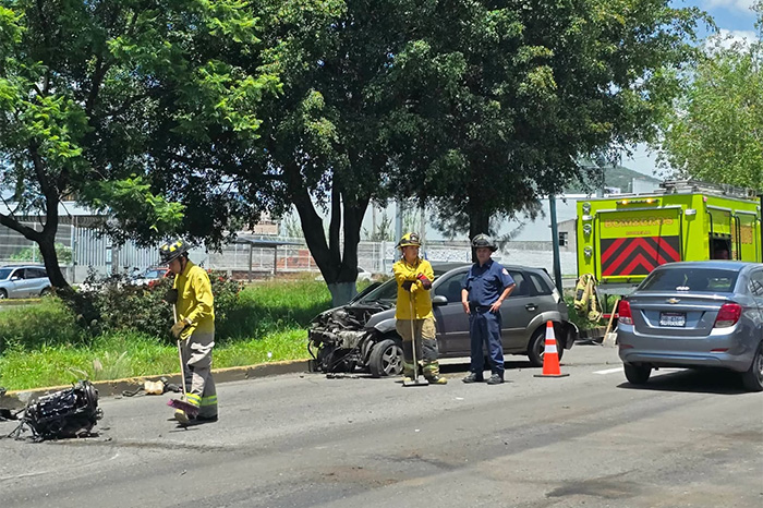 Auto choca contra árboles en el Libramiento de Morelia
