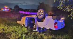 Elementos de Protección Civil atienden volcadura de camioneta en la carretera Morelia-Pátzcuaro.