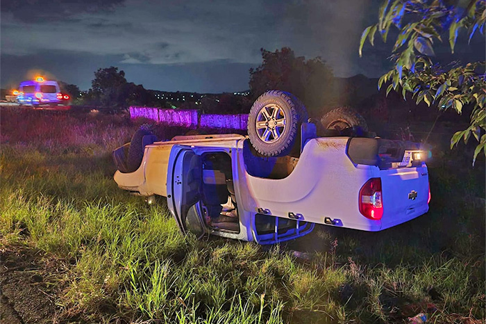 Elementos de Protección Civil atienden volcadura de camioneta en la carretera Morelia-Pátzcuaro.