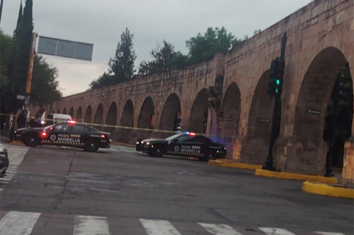Elementos de la Policía Morelia resguardan el área del accidente en la avenida Acueducto.