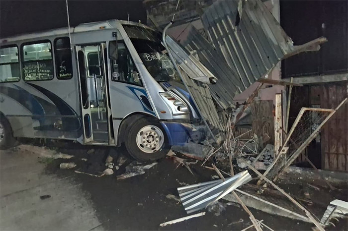 Camión urbano impactado contra una vivienda en la colonia Rubén Jaramillo.