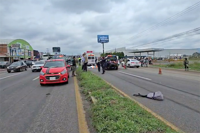 Elementos policiales acordonan la zona del accidente en la salida a Salamanca.