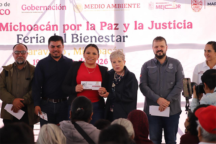 Alicia Bárcena durante la entrega de apoyos en la Feria del Bienestar en Maravatío.