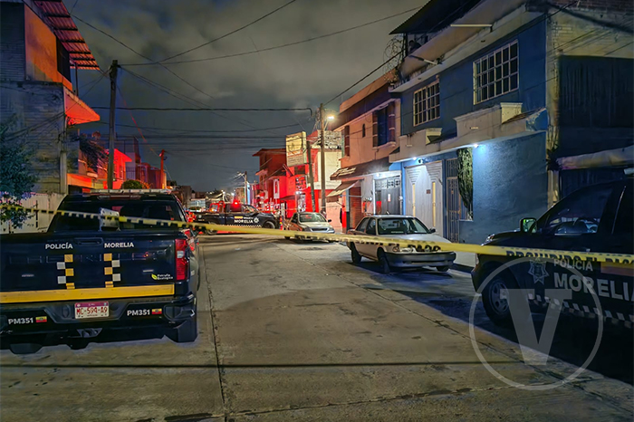 Patrullas resguardan zona de homicidio en la colonia El Realito, Morelia.