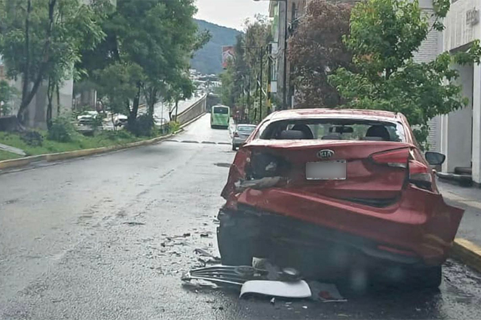 Vehículo afectado tras choque en avenida Acueducto, Morelia.