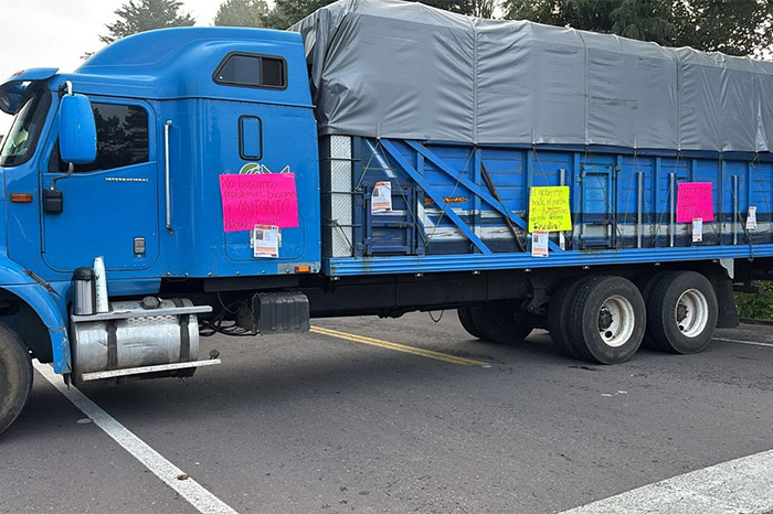 Manifestantes bloquean la carretera en la comunidad de Zacán.