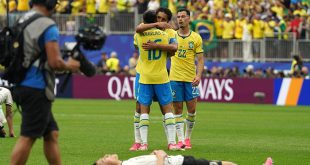 Jugadores de Brasil celebran el gol del triunfo en el tiempo añadido ante Japón.
