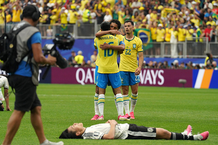 Jugadores de Brasil celebran el gol del triunfo en el tiempo añadido ante Japón.